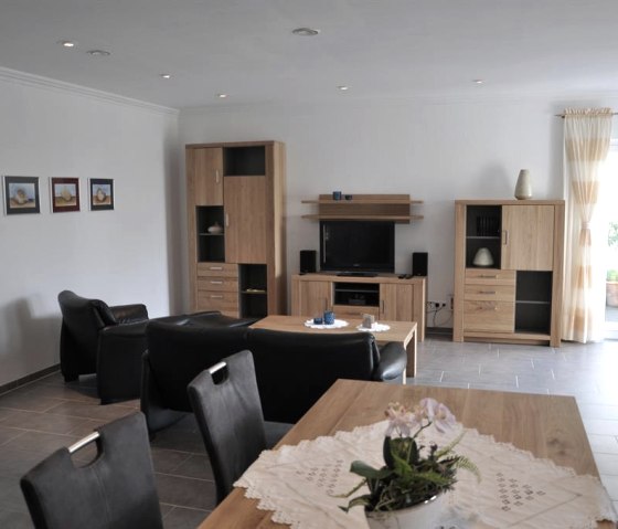 Wohnzimmer mit Esstisch, © www.rureifel-fewo.de Wohnzimmer mit Esstisch, © www.rureifel-fewo.de