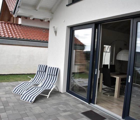 Direkter Zugang über den Wohnbereich zur Terrasse Direkter Zugang über den Wohnbereich zur Terrasse