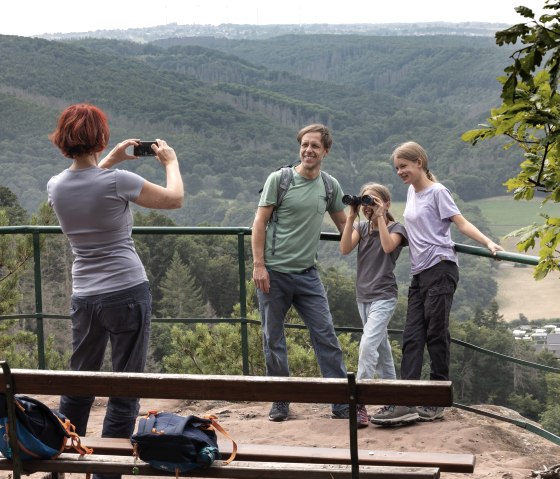 Grappige familiefoto met uitzicht op de Rur vallei, © Eifel Tourismus GmbH Tobias Volmer Grappige familiefoto met uitzicht op de Rur vallei, © Eifel Tourismus GmbH Tobias Volmer