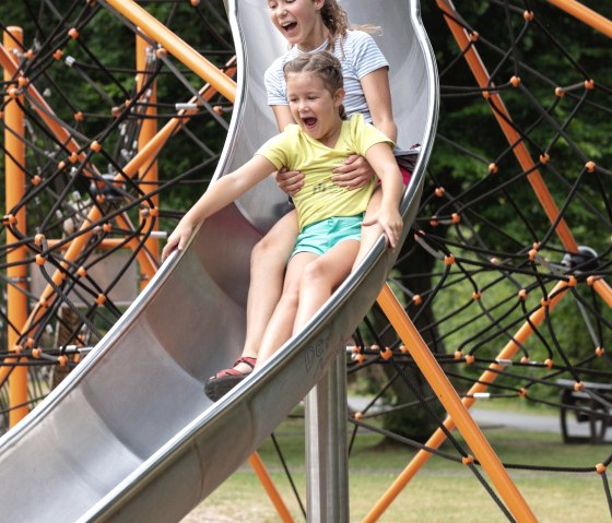 Rutschspaß auf dem Spielplatz, © Eifel Tourismus GmbH, Tobias Vollmer Rutschspaß auf dem Spielplatz, © Eifel Tourismus GmbH, Tobias Vollmer
