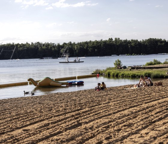 Dürener Seenrunde, unterwegs lockt die Pause am Badesee Gürzenich, © Eifel Tourismus GmbH, Tobias Vollmer Dürener Seenrunde, unterwegs lockt die Pause am Badesee Gürzenich, © Eifel Tourismus GmbH, Tobias Vollmer