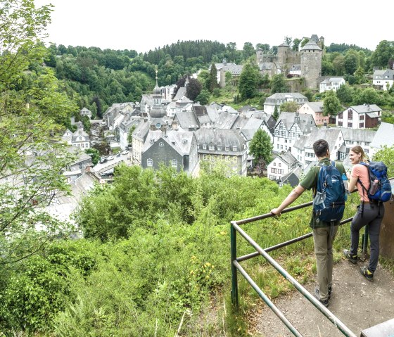 Aussichtspunkt "Halver Mond" mit Ausblick zur Burg, © Eifel-Tourismus GmbH, Dominik Ketz Aussichtspunkt "Halver Mond" mit Ausblick zur Burg, © Eifel-Tourismus GmbH, Dominik Ketz