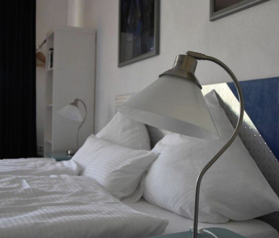 Beleuchtung im Zimmer, © Katryn Kaufmann - Hinter den Spiegeln Beleuchtung im Zimmer, © Katryn Kaufmann - Hinter den Spiegeln