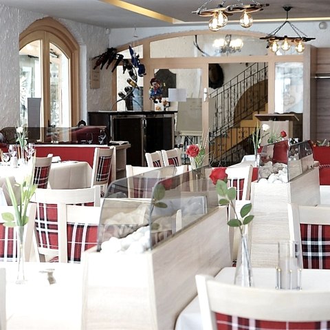 Tafel dekken, © Zum alten Forsthaus Tafel dekken, © Zum alten Forsthaus