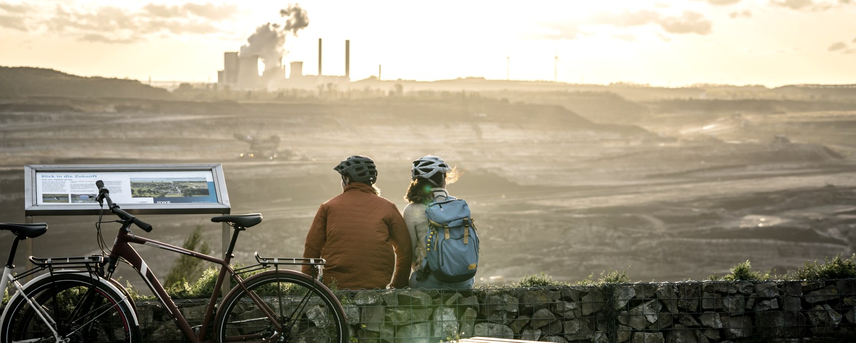 Blick auf den Tagebau Inden vom Tagebauaussichtspunkt Schophoven, &copy; Dennis Stratmann / Gr&uuml;nmetropole e.V.