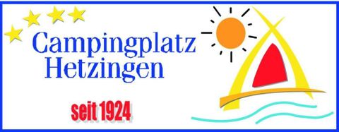 Campingplatz Hetzingen mit einem bunten Logo, das Sonne, Wasser und ein Segelboot darstellt. Der Platz ist seit 1924 in Betrieb.
