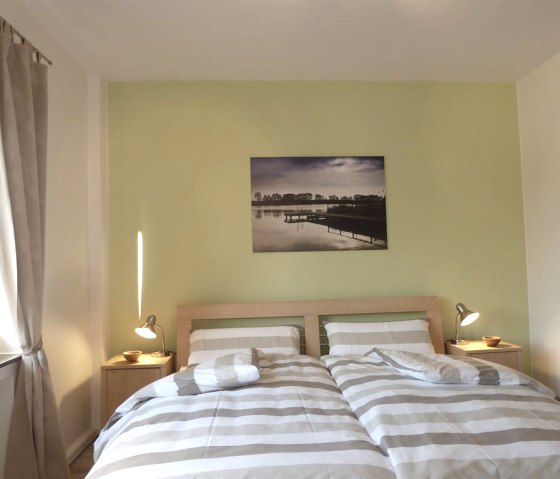 Zimmer Seeblick m. eig. Bad und Kinderbett1, &copy; Ewert