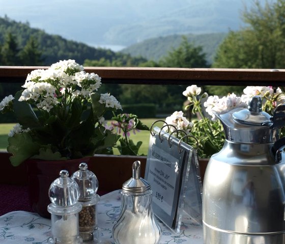 Ontbijt op het balkon, &copy; Seeblick-eifel.de