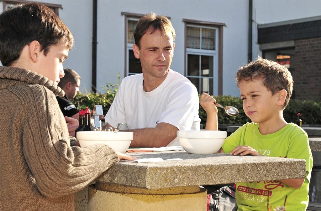 Erbsensuppe auf der Terrasse, © Rureifel-Tourismus e.V.