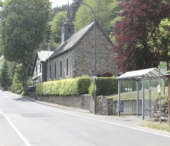 Ferienhaus "Rurtalgarten" - Dorfkirche gegen&uuml;ber