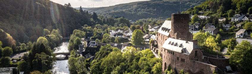 Heimbach mit Burg Hengebach, &copy; Dennis Stratmann | Gr&uuml;nmetropole e.V.