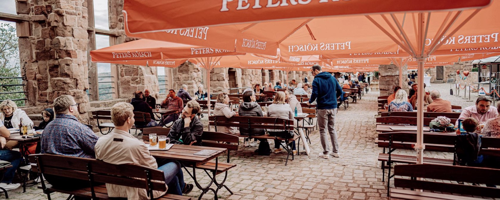 Ambiance chaleureuse dans le Biergarten, © Burgrestaurant Nideggen