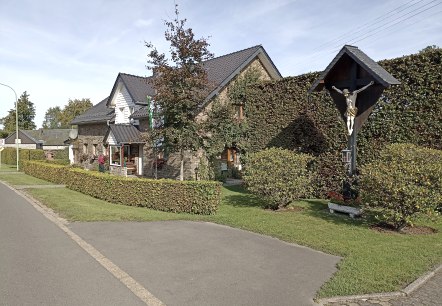 Stra&szlig;enfront mit Wegekreuz