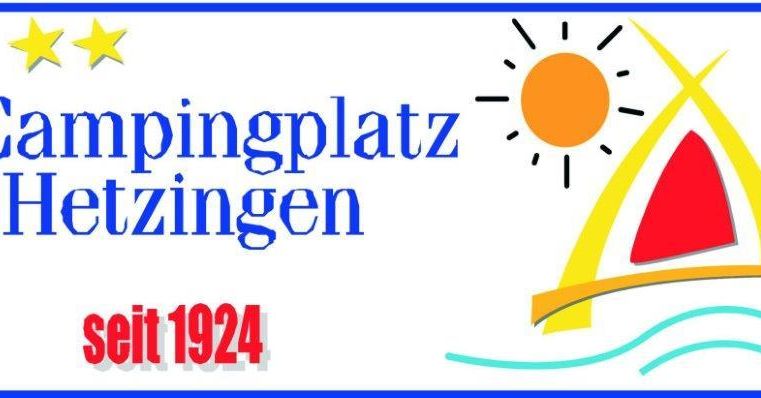 Campingplatz Hetzingen mit einem bunten Logo, das Sonne, Wasser und ein Segelboot darstellt. Der Platz ist seit 1924 in Betrieb.