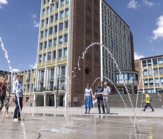 Rathaus mit Brunnen, &copy; Eifel Tourismus GmbH, Tobias Vollmer