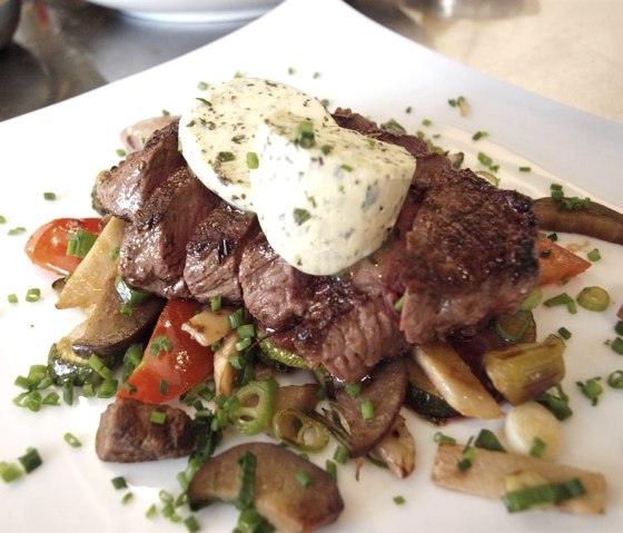Rumpsteak vom Eifeler Rind auf Grillgem&uuml;se, &copy; seeblick-eifel.de