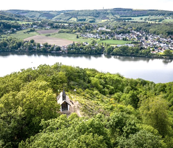 Stuwmeer van Obermaubach en uitzicht op de Rureifel, © Dennis Stratmann | Grünmetropole e.V.