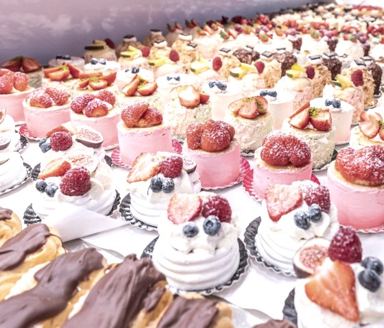 hausgemachter Kuchen, T&ouml;rtchen, &copy; Caf&eacute; Flink