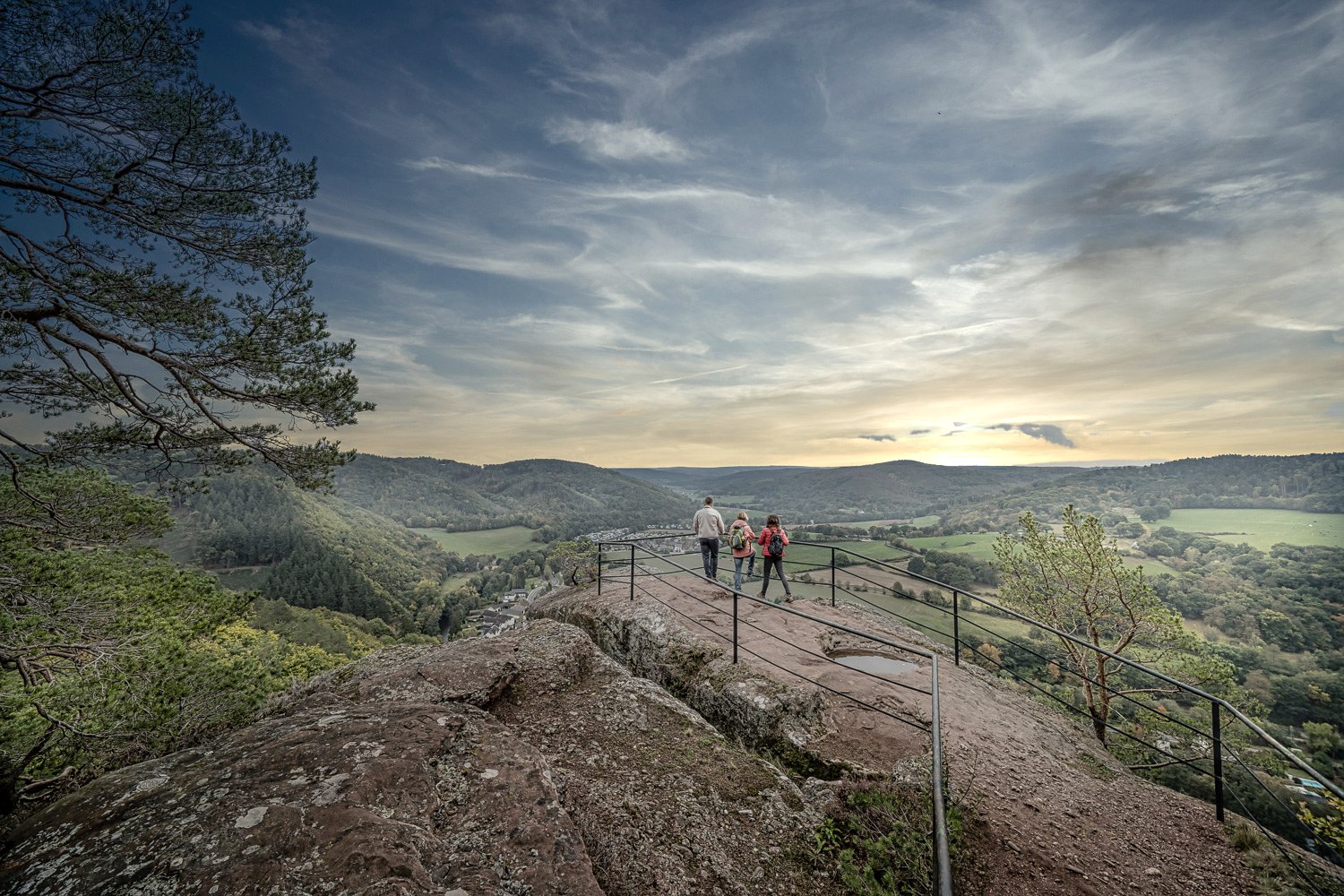 Auf den Buntsandsteinfelsen der Christinenley in Nideggen mit Blick auf das Rurtal, © Dennis Stratmann | Kreis Düren