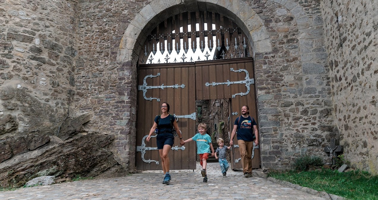 Wandern rund um die Laufenburg im Wald von Schloss Merode, &copy; Paul Meixner | www.die-wasserburgen-route.de