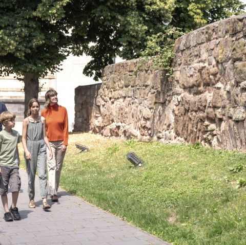 Stadtmauer mit Spaziergängern, © Eifel Tourismus GmbH, Tobias Vollmer