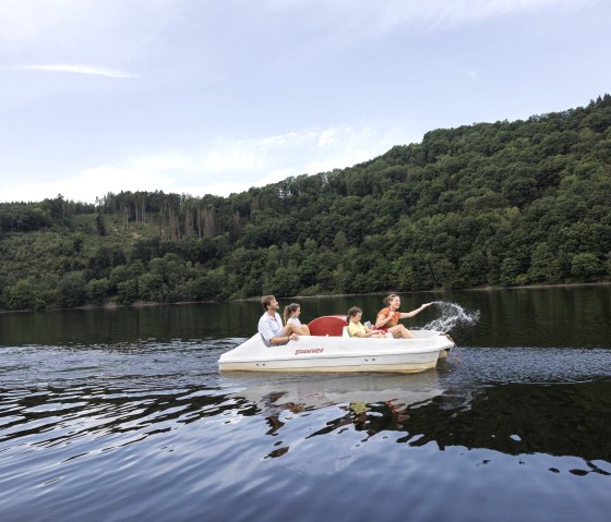 Tretbootfahren auf dem Obersee, &copy; Eifel Tourismus GmbH, Tobias Vollmer