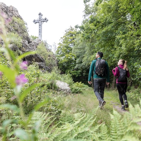 Wanderer beim Kreuz am Venn, &copy; Eifel Tourismus GmbH, AR - shapefruit AG