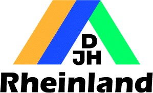Ein farbenfrohes Logo mit einem dreifarbigen Dreieck und dem Schriftzug "DJH Rheinland". Es vermittelt ein modernes und einladendes Gefühl.