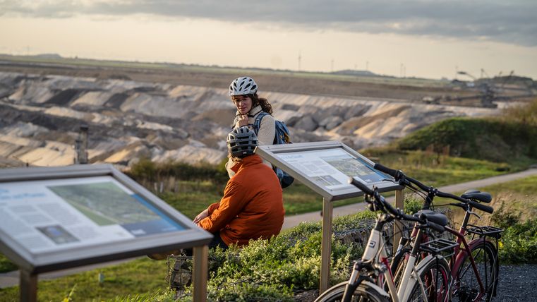 Radfahrende am Tagebau Inden