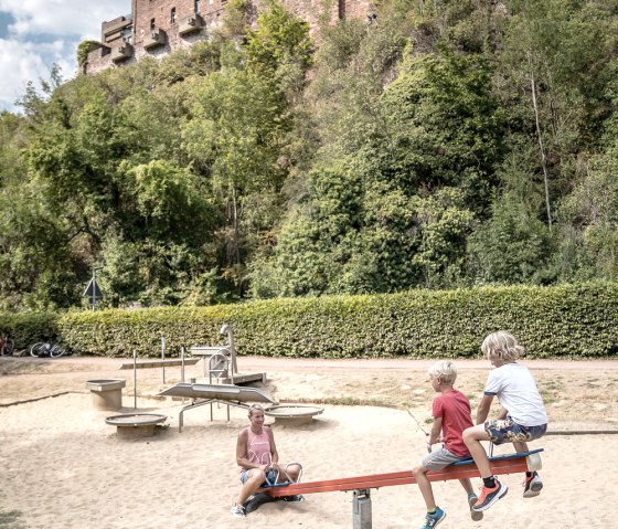 Family on the playground below Hengebach Castle in Heimbach, &copy; Dennis Stratmann | Gr&uuml;nmetropole e.V.