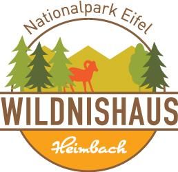 Ein Logo des Nationalparks Eifel mit dem Namen "Wildnishaus" und einer stilisierten Darstellung von Bäumen und einem Tier. Es ist bunt und lädt zur Erkundung der Natur ein.