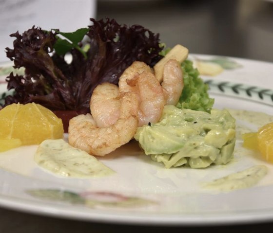 Gamba's met avocadosalade, &copy; seeblick-eifel.de