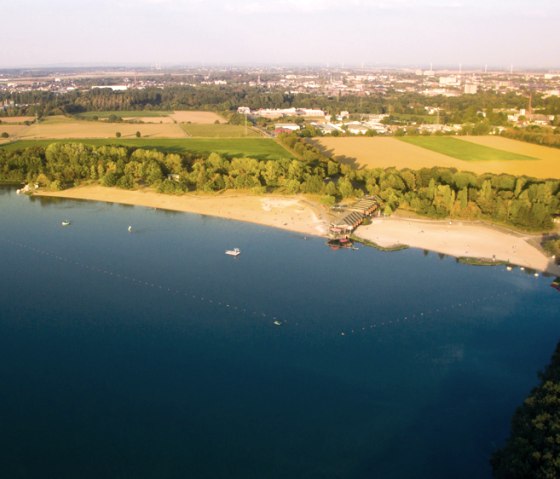 Vue sur le lac de baignade de G&uuml;rzenich, &copy; Tim Hendrics