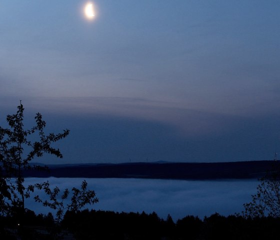 Maan en mist boven het meer, &copy; A. Baumbach