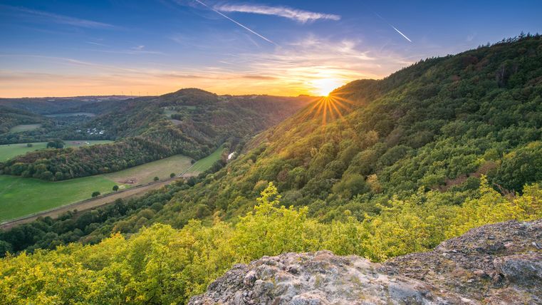 Sonnenuntergang im Frühling im Rurtal