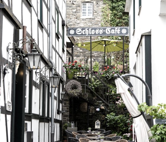 Schloss Caf&eacute; - Sitzbereich drau&szlig;en, &copy; Achim Pr&ouml;pper