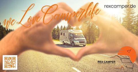 Ein Wohnmobil fährt auf einer Straße, umgeben von Bäumen. Die Hände formen ein Herz und der Text „We Love Camperlife“ ist sichtbar.