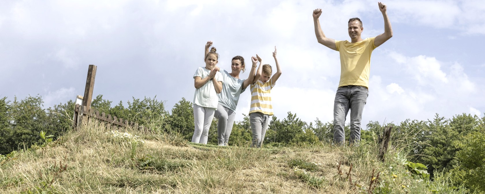 Familie beim Fußballgolf am Indemann, © Tobias Vollmer | Eifel Tourismus GmbH