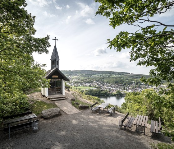 Chapelle forestière au lac de barrage d'Obermaubach, © Dennis Stratmann | Grünmetropole e.V.