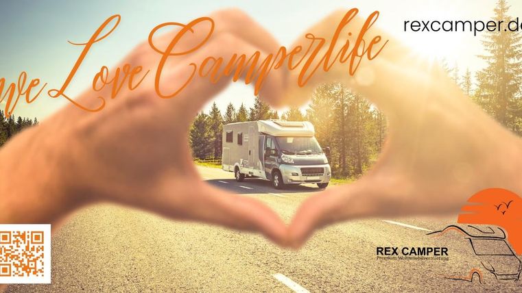 Ein Wohnmobil fährt auf einer Straße, umgeben von Bäumen. Hände formen ein Herz im Vordergrund mit dem Text „we Love Camperlife“.