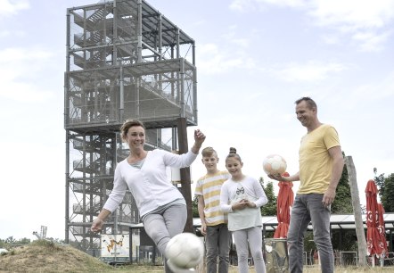 Familienspaß beim Fußballgolf am Indemann, © Tobias Vollmer | Eifel Tourismus GmbH