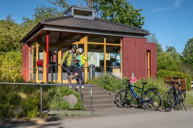 Radfahrer am Nationalpark-Infopunkt Zerkall