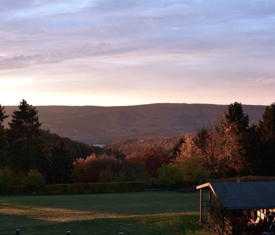 Zonsopgang in de herfst, &copy; seeblick-eifel.de