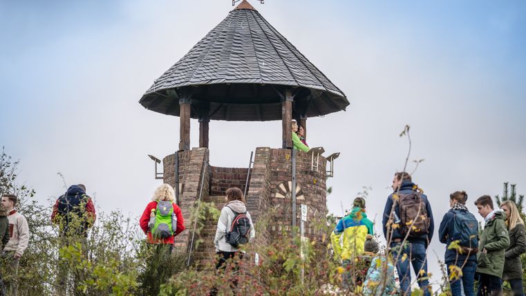 Eine Wandergruppe am Römerturm auf der Sophienhöhe im Rheinischen Revier.