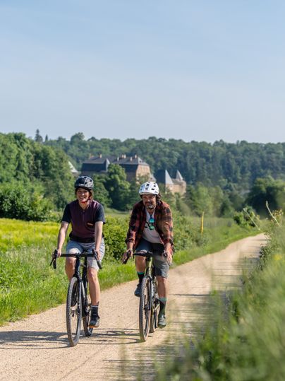 Gravelbiken in der Rureifel, im Hintergrund Burg Untermaubach