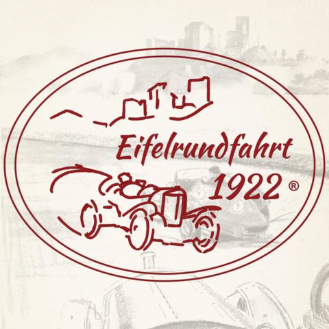 Ein Logo der Eifelrundfahrt von 1922 mit einer stilisierten Zeichnung eines Autos. Im Hintergrund sind sanfte Hügel und eine historische Burg zu sehen.