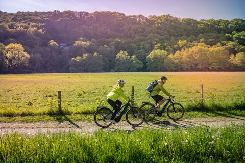Radfahrende auf dem RurUfer-Radweg im Kalltal