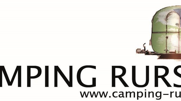 Ein modernes Campinglogo mit einem auffälligen Wohnwagen. Der Schriftzug "Camping Rursee" ist gut lesbar.