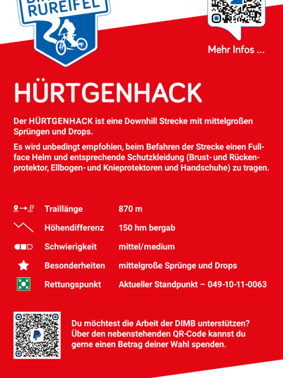 Ein Info-Schild für die Downhill-Strecke „Hürtegnhack“ im Bikepark Rureifel. Es enthält Details zur Streckenlänge, Schwierigkeit und Sicherheitsanforderungen.