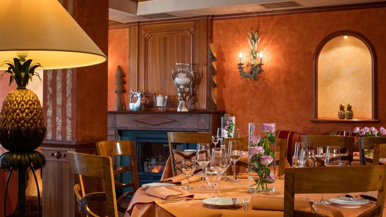 Ein gemütliches Restaurant mit warmen Farbtönen und eleganter Tischdekoration. Die Atmosphäre wird durch sanftes Licht und geschmackvolle Details unterstrichen.
